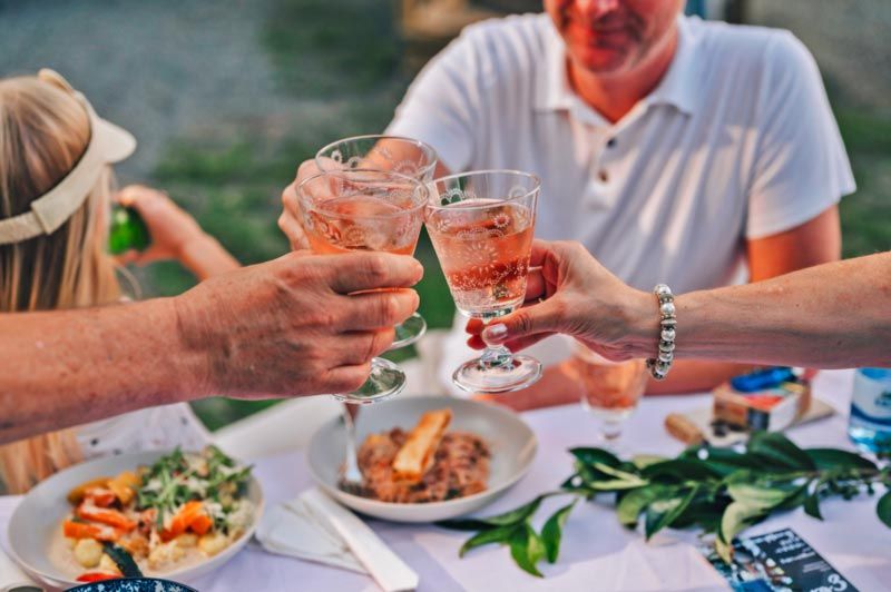 Anstossende Personen mit Weingläsern