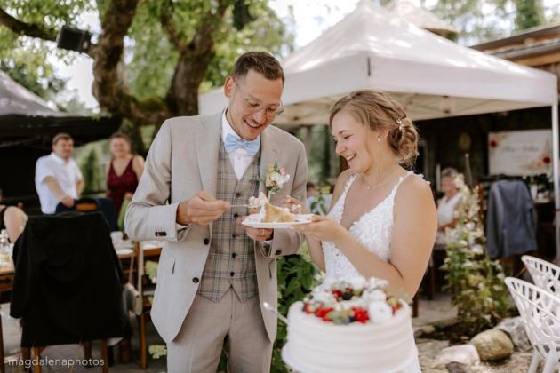 Braut und Bräutigam mit Hochzeitstorte