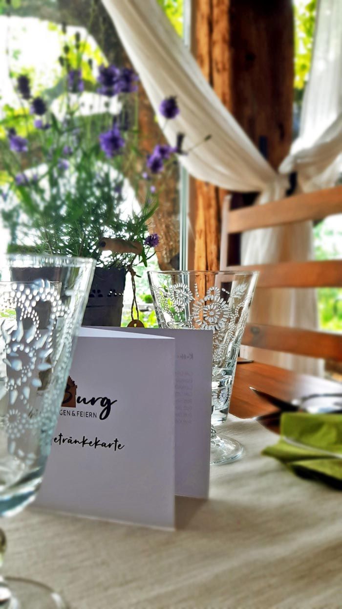 Getränkekarte mit Weingläsern auf einem Tisch